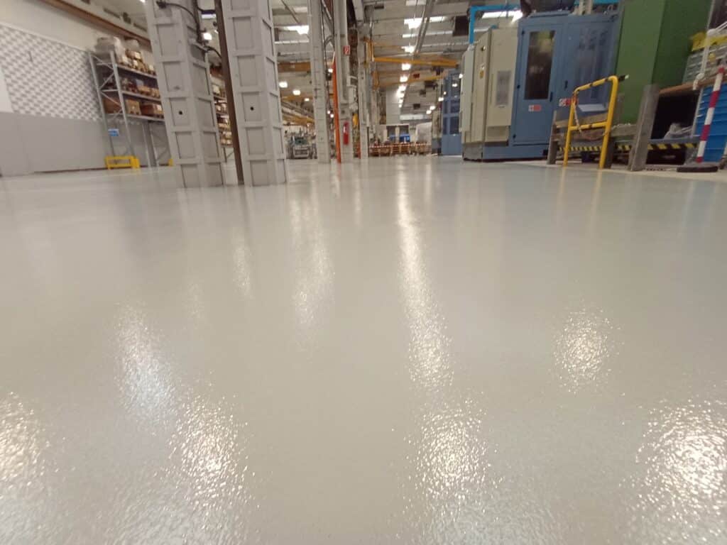 Pavimento in resina grigio finito in officina meccanica di precisione