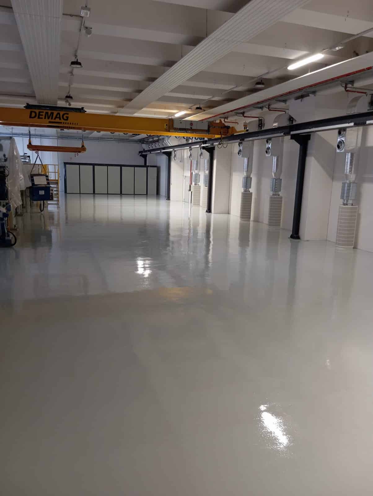 visione totale 3000 mq cantiere completato con pavimentazione in resina multistrato